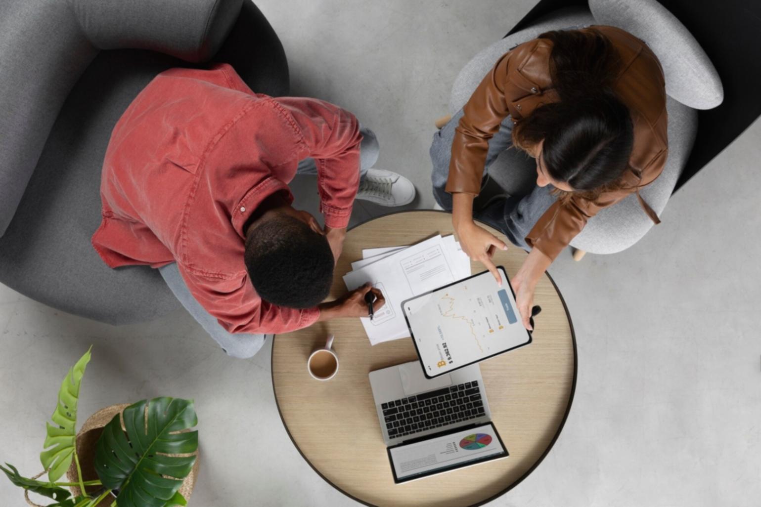 Méthode de travail collaborative avec outils d'analyse financière moderne